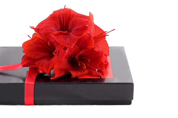 Black gift box with red flowers — Stock Photo, Image