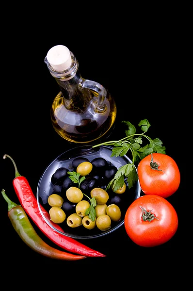 Оливковое масло, помидоры, перец и зелень — стоковое фото