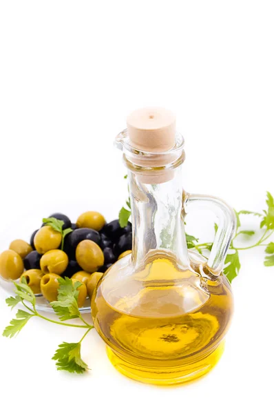 Azeitonas e óleo em jarro com verdes — Fotografia de Stock