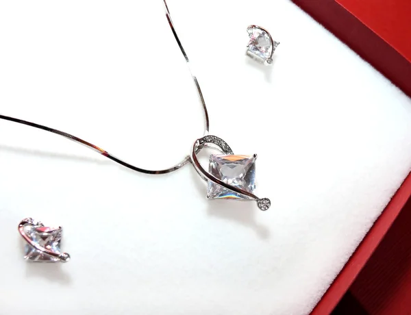 Серебряное ожерелье и серьги — стоковое фото