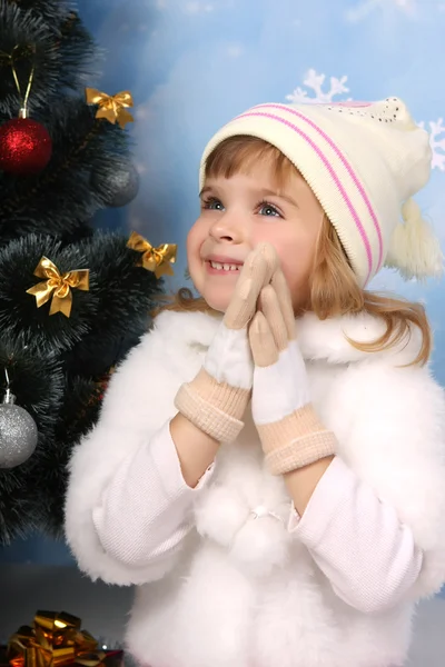 Bella ragazza con un mantello di pelliccia, cappello e guanti intorno al Christma — Foto Stock