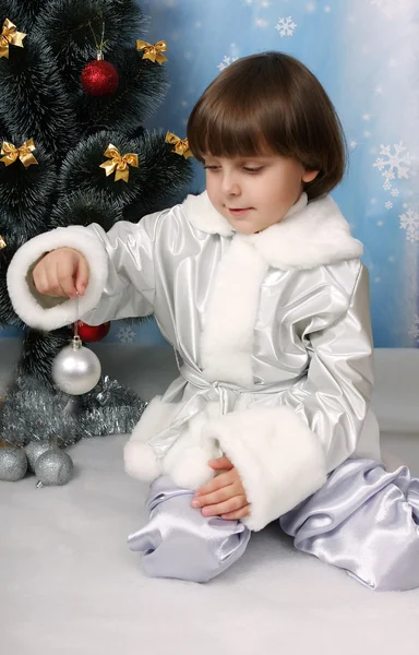 在与新的一年的圣诞球 n 一个银色西装帅气的男孩 — 图库照片