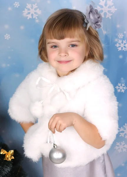 Portret van een mooi meisje in een witte jas — Stockfoto