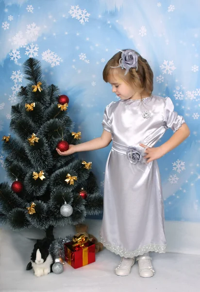 Красива дівчина в срібній сукні біля дерева — стокове фото