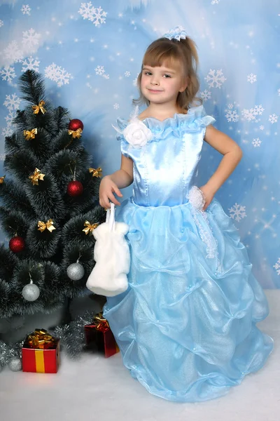 毛皮はクリスマスのまわりで優雅な青いドレスで美しい少女 — ストック写真