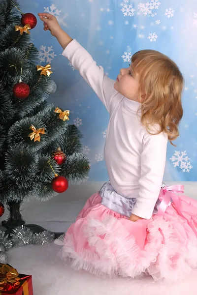 可爱的女孩在郁郁葱葱的树裙子连衣裙 — 图库照片