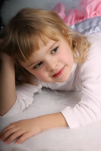 Retrato de uma menina bonita em branco — Fotografia de Stock