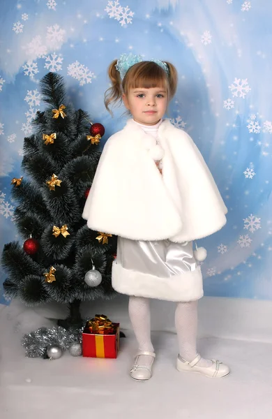 美丽的女孩围着圣诞树的毛皮斗篷 — 图库照片