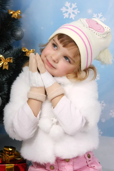 Hermosa chica en una capa de piel, sombrero y guantes alrededor de la Christma — Foto de Stock