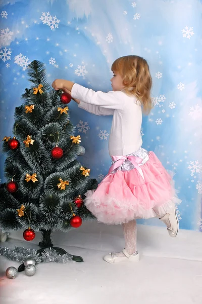 可爱的女孩在郁郁葱葱的树裙子连衣裙 — 图库照片