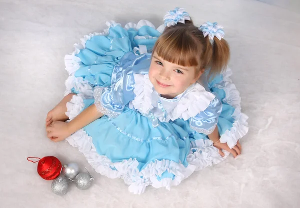 Όμορφο κορίτσι ξυπόλητοι σε ένα μπλε φόρεμα με λευκό φόντο — Φωτογραφία Αρχείου