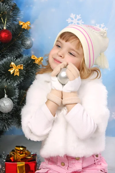 毛皮岬、帽子そして手袋クリスマス ツリーのまわりで美しい少女 — ストック写真