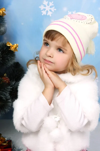 Bella ragazza con un mantello di pelliccia, cappello e guanti intorno al Christma — Foto Stock