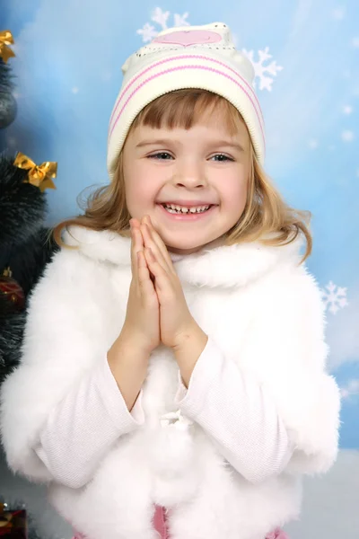 Mooi meisje in een vacht cape, muts en handschoenen rond de christma — Stockfoto