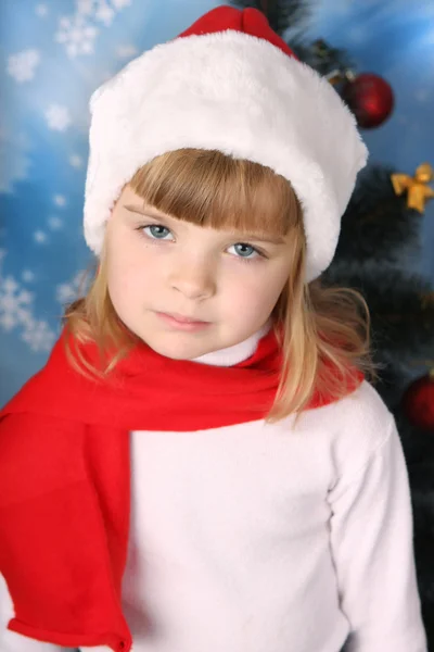 Portret smutna dziewczyna w kapeluszu santa claus i czerwonym szalikiem — Zdjęcie stockowe