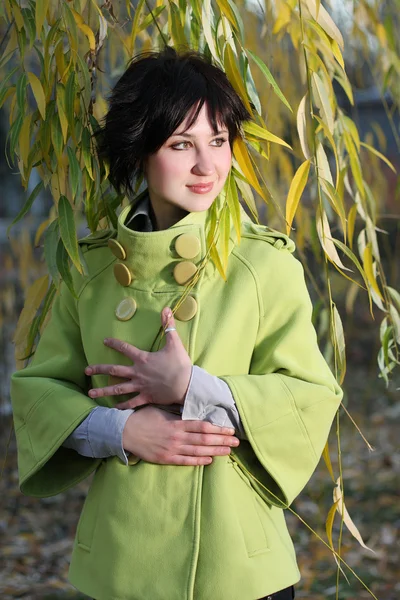 Krásná Dívka Zeleném Kabátě Pobočkách Vrba Podzimu — Stock fotografie