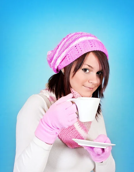 Vintern flicka med te — Stockfoto