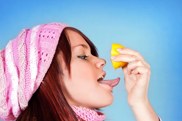 Lemon druppel op de tong — Stockfoto