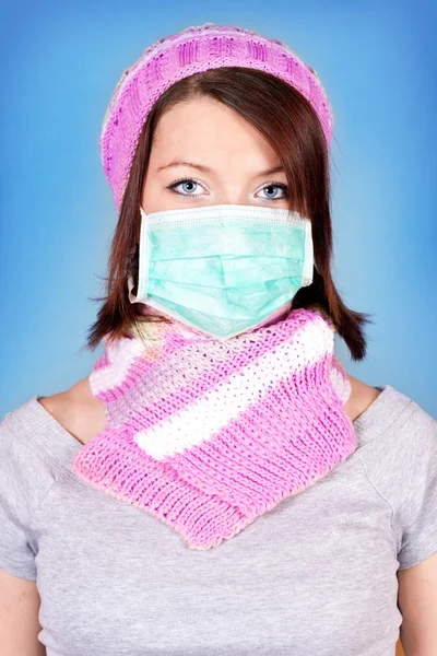 Chica de invierno con máscara de protección — Foto de Stock