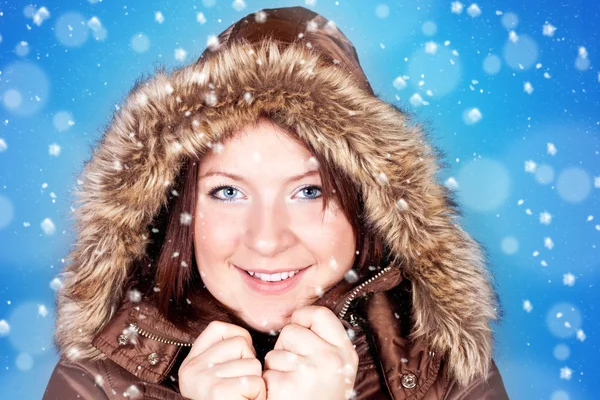 Замерзающая девушка и снежинки — стоковое фото