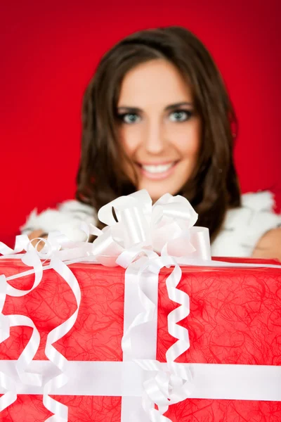 Frau mit großem Weihnachtsgeschenk — Stockfoto