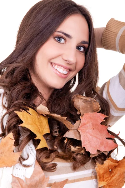 Höstens kvinna med blad — Stockfoto
