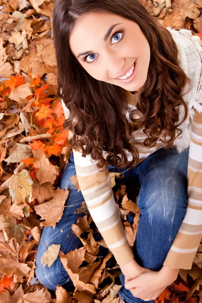 Beautiful autumn woman in leaves — Stock Photo, Image