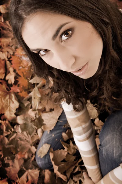 Herfst vrouw bedekt met bladeren-oude stijl — Stockfoto