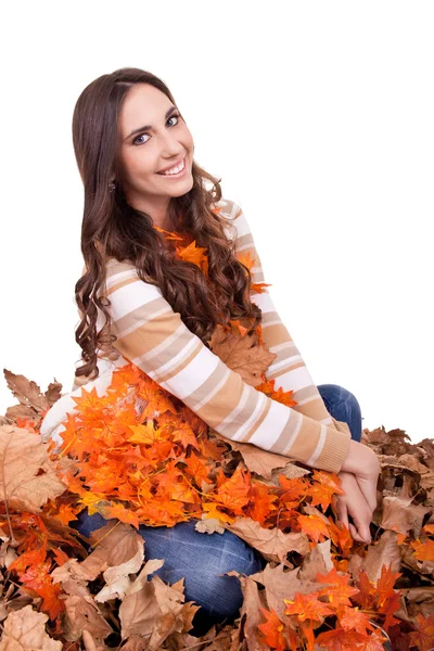 Красивая осенняя женщина, покрытая листьями — стоковое фото