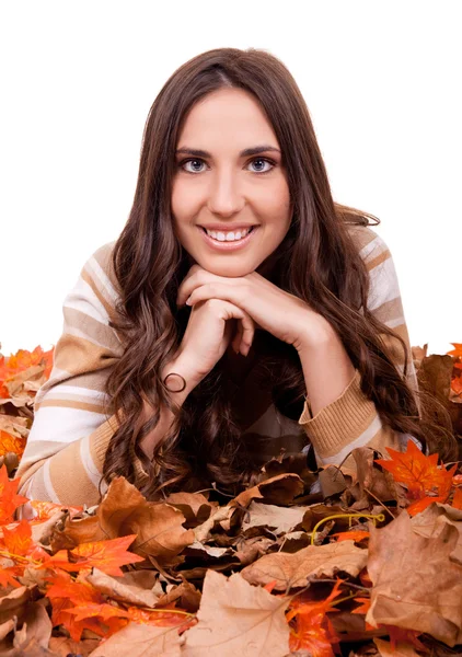 Осенняя женщина покрыта кленовыми листьями — стоковое фото