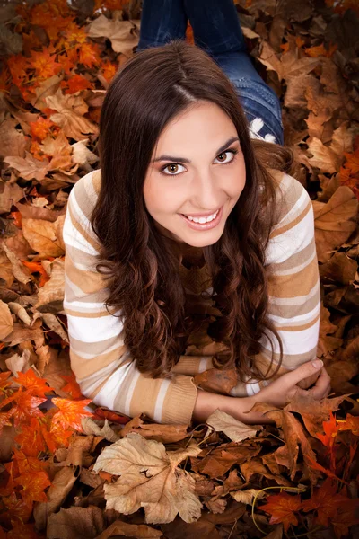 Bella donna bruna in autunno foglie — Foto Stock