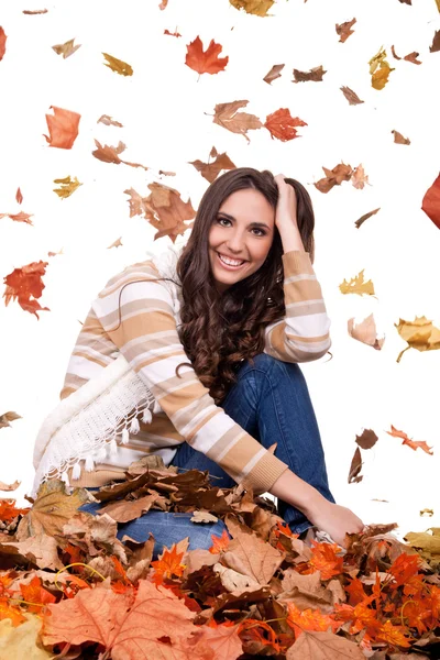 葉の色鮮やかな山で秋の女性 — ストック写真