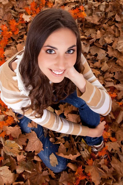 Beautiful autumn woman posing — Stock Photo, Image