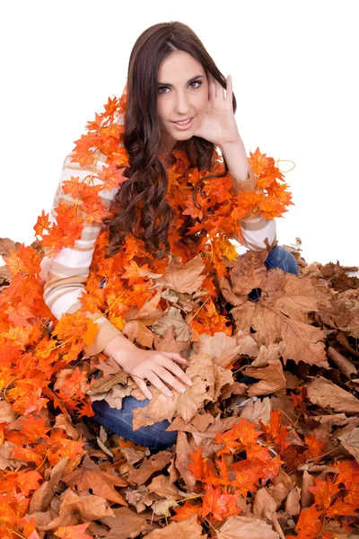 葉で覆われて美しい秋の少女 — ストック写真