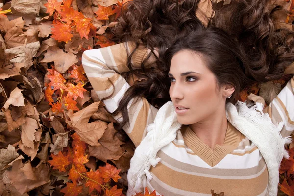 Fiatal szexi nő, őszi levelek — Stock Fotó