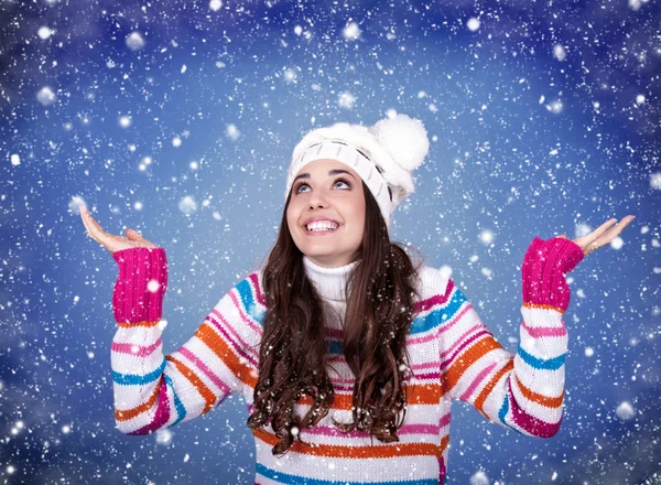 Привлекательная молодая зимняя девушка, наслаждающаяся снегом — стоковое фото