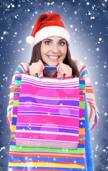 冬季女人与圣诞老人帽子举行购物袋 — 图库照片