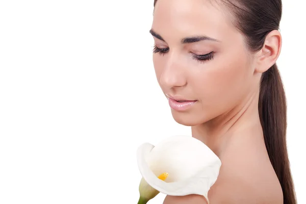 Mulher Bonita Com Pele Limpa Flor Branca — Fotografia de Stock