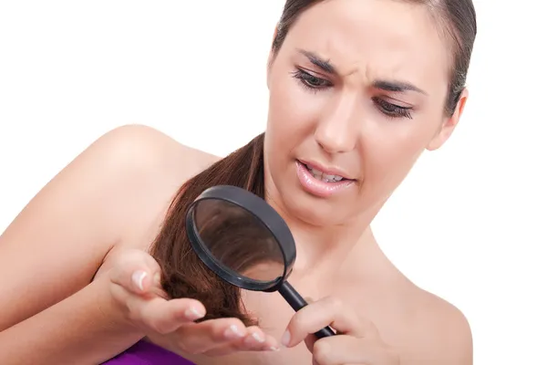 Ανησυχούν Γυναίκα Κοιτάζοντας Κατεστραμμένα Μαλλιά Απομονωθεί Λευκό — Φωτογραφία Αρχείου
