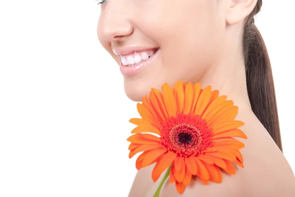 Kvinna med blomma på axel — Stockfoto