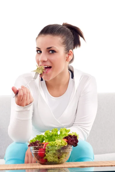 Adolescente mangiare insalata — Foto Stock