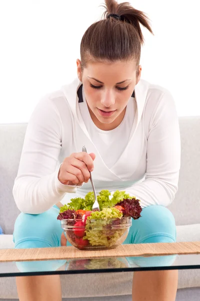 Mujer Hambrienta Joven Comiendo Ensalada Vegetariana Fresca —  Fotos de Stock