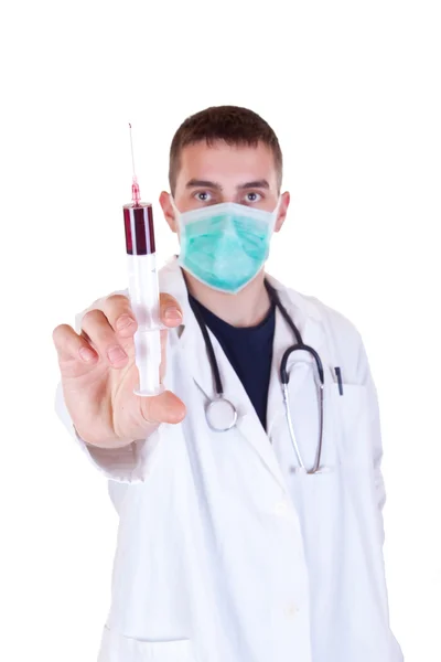 Lekarz z próbki krwi w igłę strzykawki — Zdjęcie stockowe