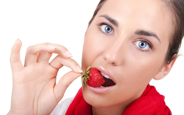 Mujer mordiendo una fresa — Foto de Stock