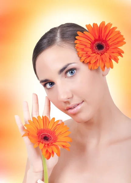 Жінка з помаранчевими квітами — стокове фото