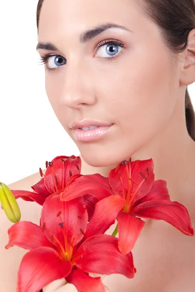 Vrouw met bloemen op schouder — Stockfoto