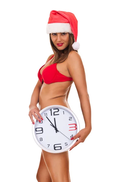 Kobieta z santa hat pozowanie z zegarem — Zdjęcie stockowe