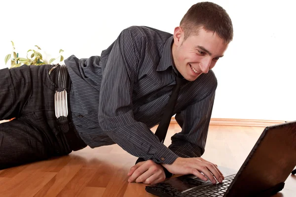 Homem de negócios trabalhando no laptop — Fotografia de Stock