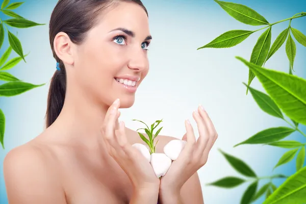 Mooie natuurlijke vrouw, spa concept, groene plant — Stockfoto