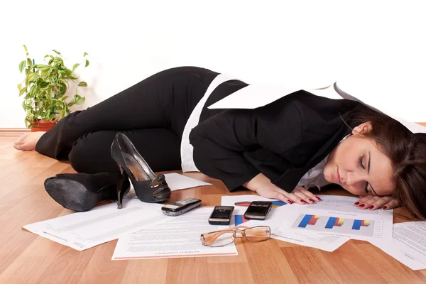 Geschäftsfrau schläft auf dem Fußboden — Stockfoto